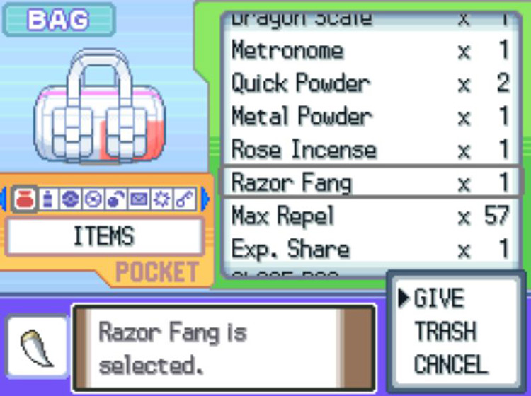 Selecting the Razor Fang in the Bag / Pokémon Platinum